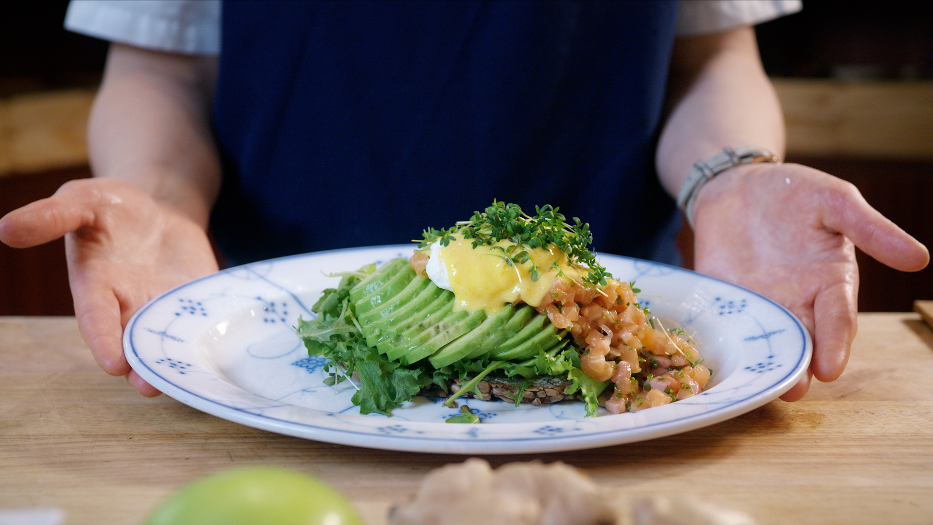Laksesandwich med posjert egg og hollandaise