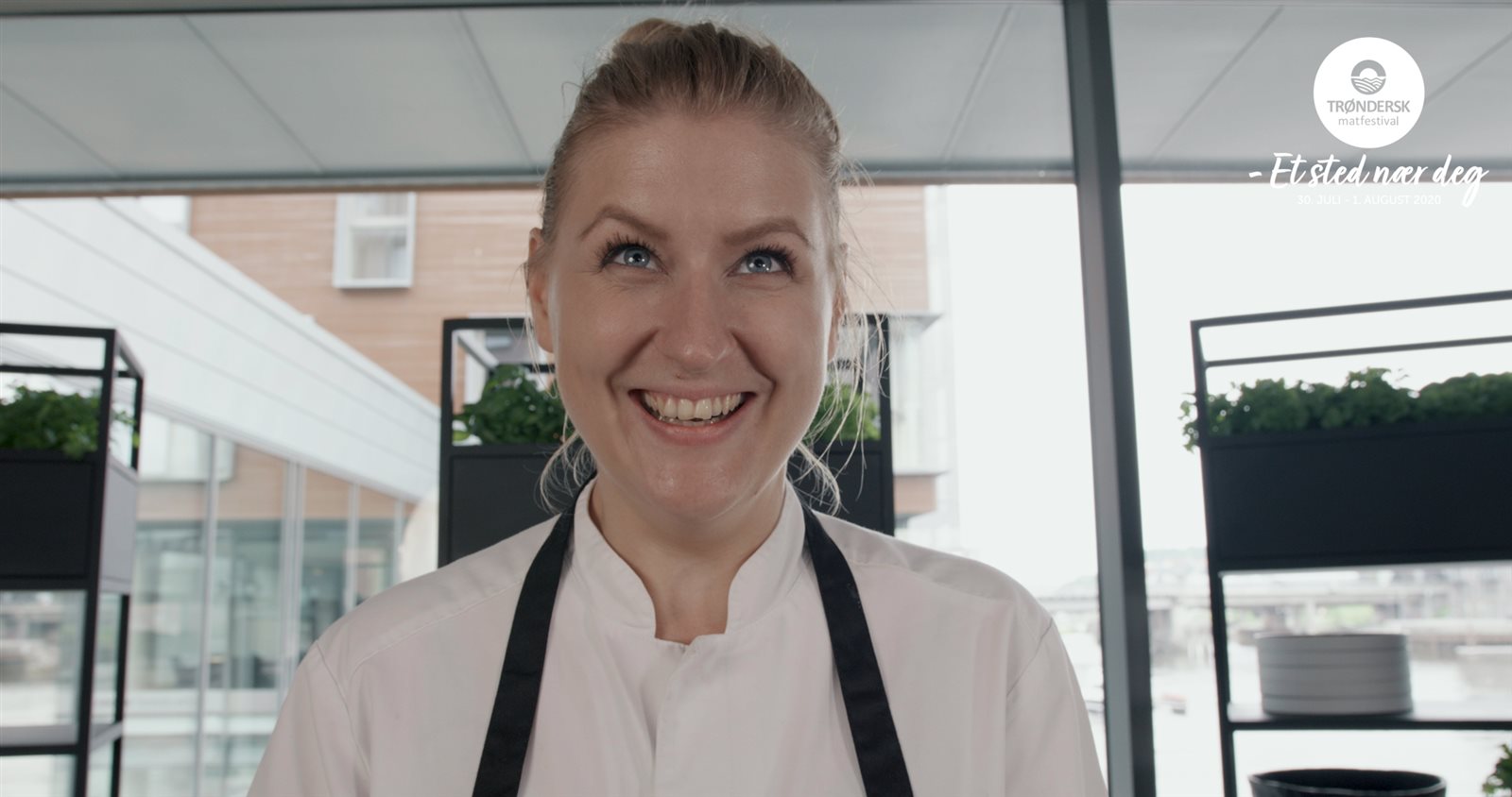 Pølser med brioche og sommersalat