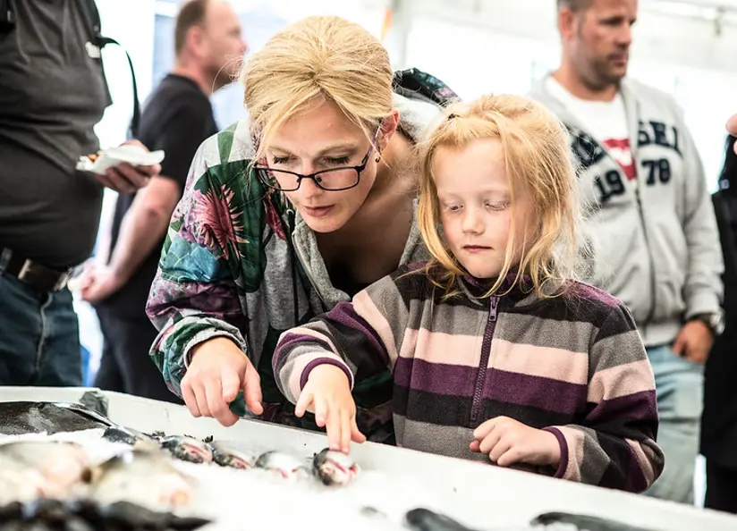 Jente Og Mor Tar På Fisk Barnas Matfestival Foto Wil Lee Wright